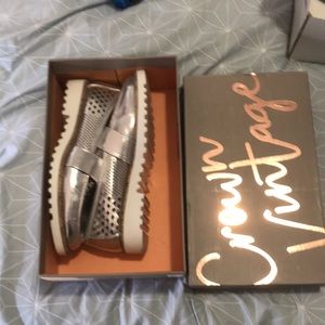 Crown Vintage 7.5 silver and white loafer